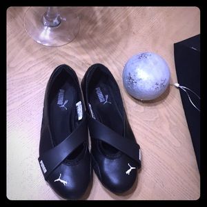 Puma soft sandles sneakers size 8 black/white 🦋